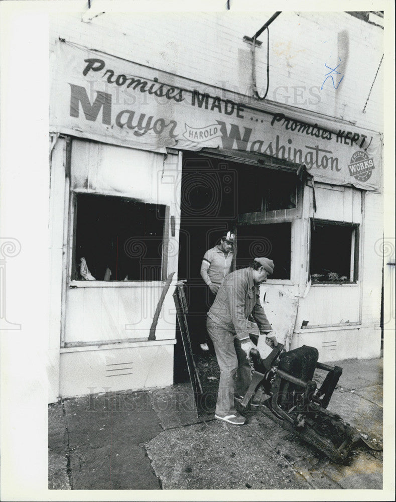 1987 Press Photo Felix Del Gato Julio Buena Cleaning After Fire - Historic Images