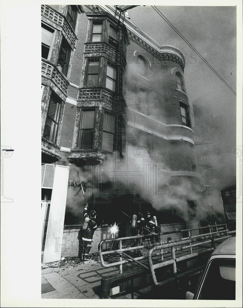 1986 Press Photo Firefighters Battling Blaze Deno&#39;s Deli And Pub Restaurant - Historic Images