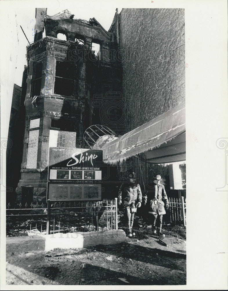 1985 Press Photo Shino Restaurant Fire Destruction Firefighters Walking - Historic Images