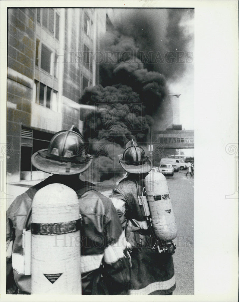 1986 Press Photo Firefighters Watching Smoke From Riverside Plaza Chicago - Historic Images