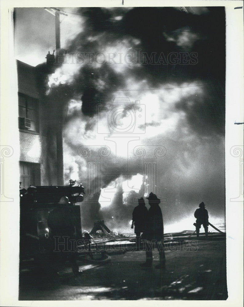 1985 Press Photo Fire at the Levin Paper Co. Building in Chicago Area - Historic Images