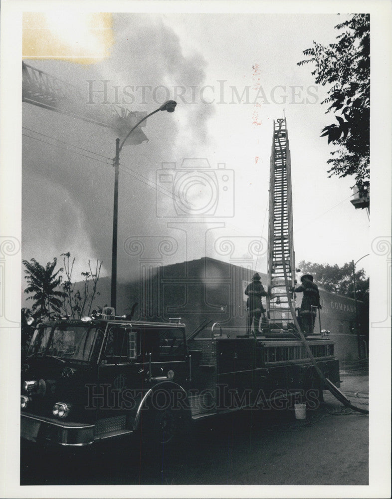 1988 Press Photo Phoenix Recycling Fire Chicago Illinois Fire Fighters - Historic Images