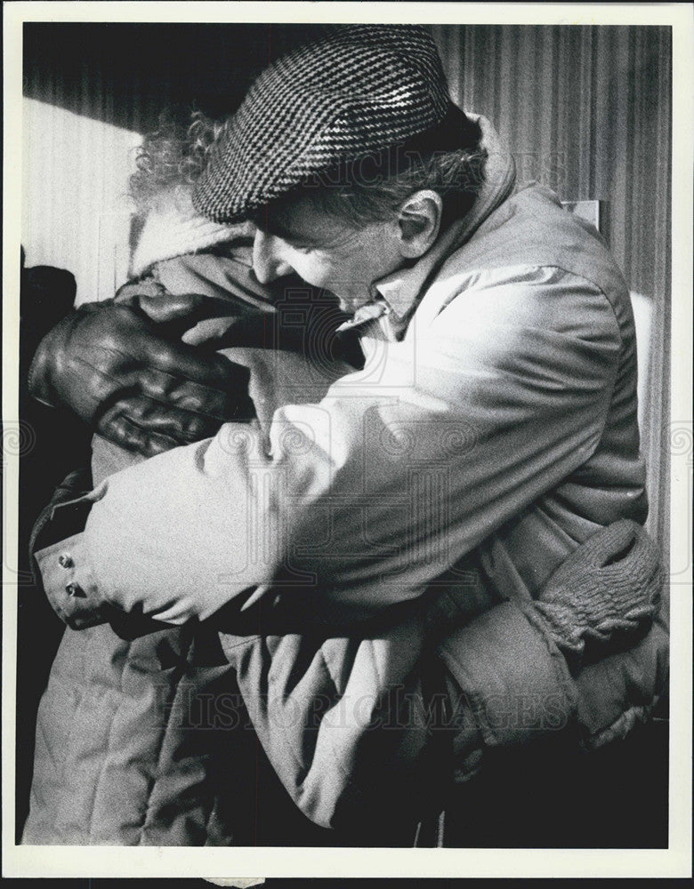 1984 Press Photo  Rev.Lippert Partos of first United Methodist comforts. - Historic Images