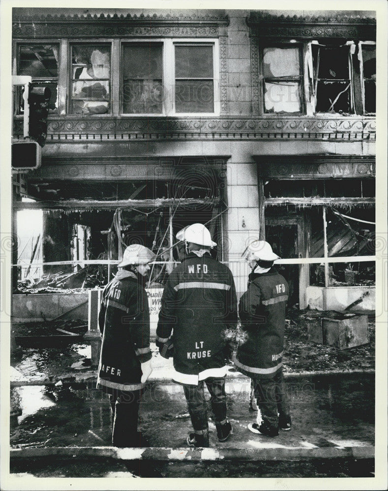 1984 Press Photo Firefighters in front of Karcher Hotel. - Historic Images