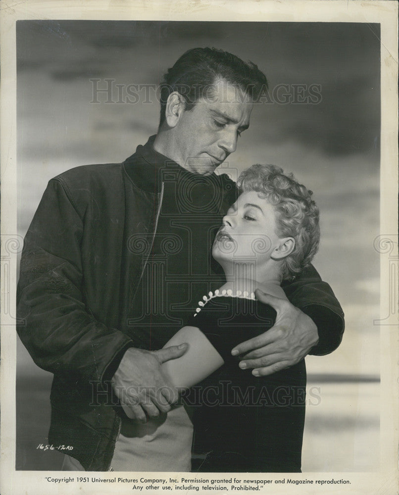 1951 Press Photo Richard Conte and Shelley Wintor in The Raging Tide - Historic Images