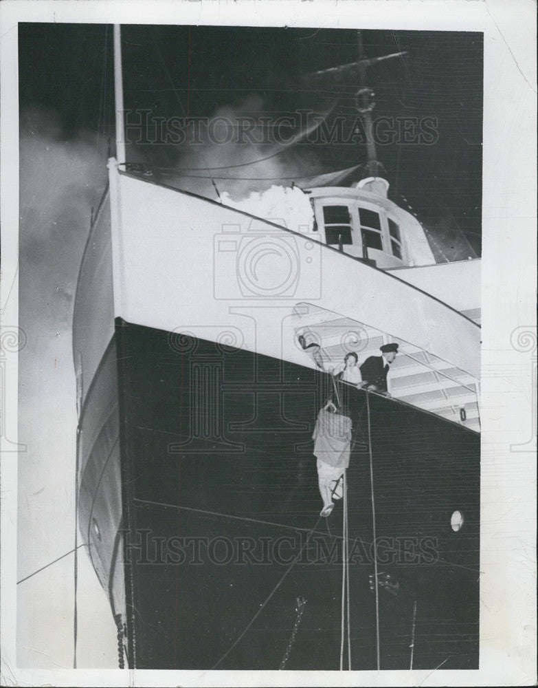 1950 Press Photo Noronic Ship Burned,a survivors lowered down by rope. - Historic Images