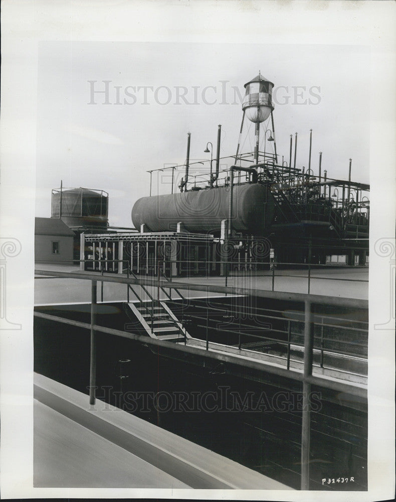 1948 Press Photo Glenn L. Martin Co. Makes Vinyl Resin in Painsville, OH - Historic Images