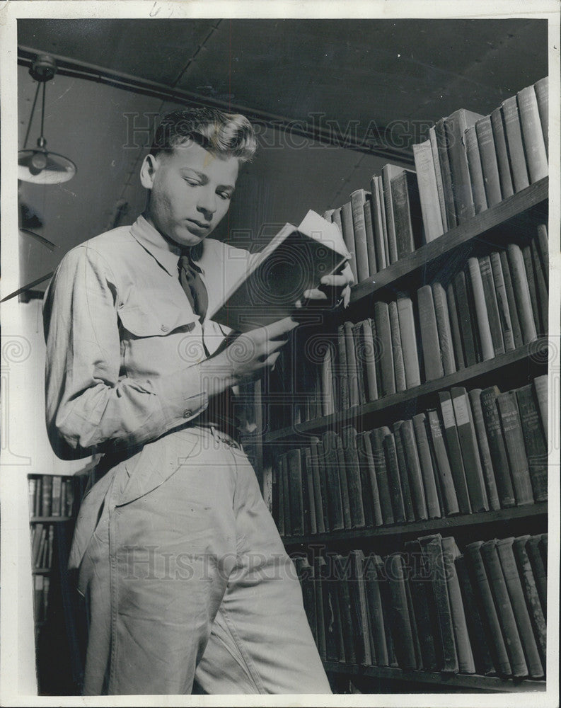 1939 Press Photo Donald Hunziker Browses Books At Civilian Cons. Corps Library - Historic Images