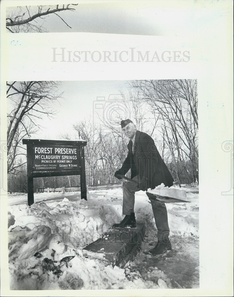 1985 Press Photo Former CCC Member Stan Jenkins Uncovers Stoop At Palos Reserve - Historic Images