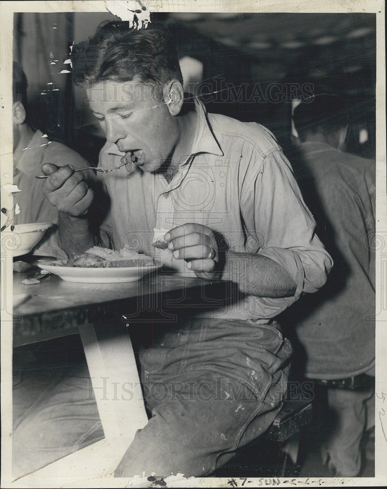 1937 Press Photo eating at the Camp. (Civilian Conservation Corps.) - Historic Images