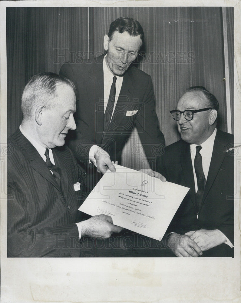 1962 Press Photo William J. Scripps receives awared from Dr. Lynn Bartlett - Historic Images