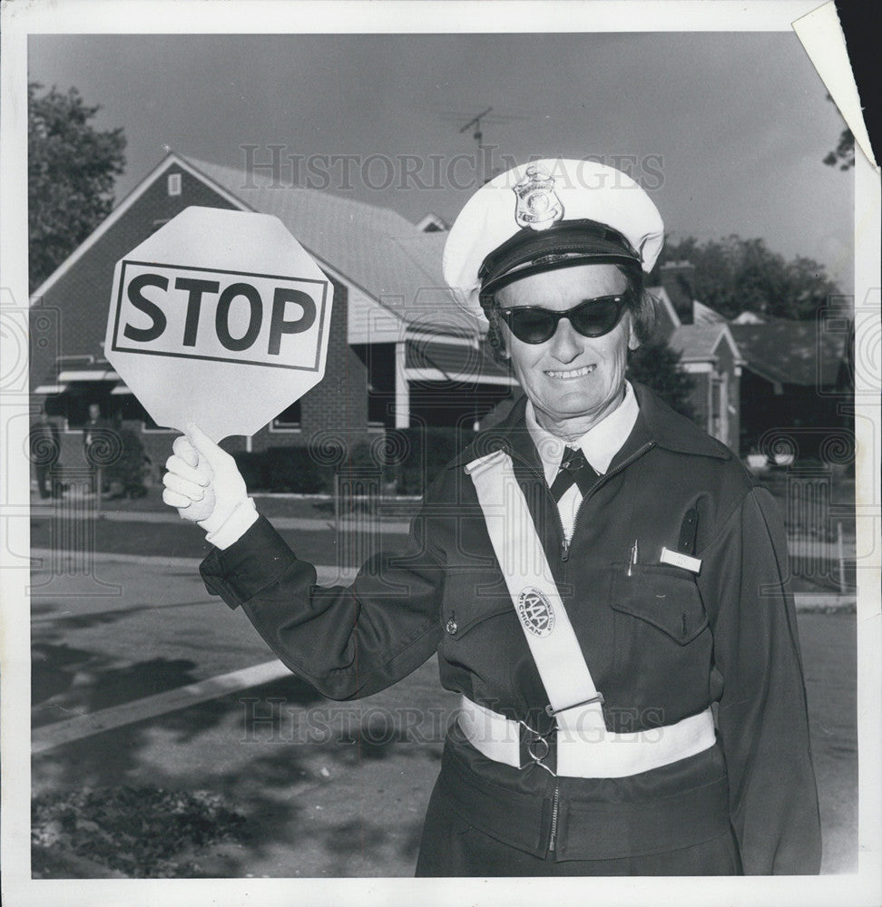 1971 Press Photo Sophia Coy Is School Crossing Guard - Historic Images
