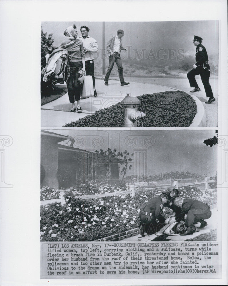 1964 Press Photo police officer and others try to revive fainted woman - Historic Images