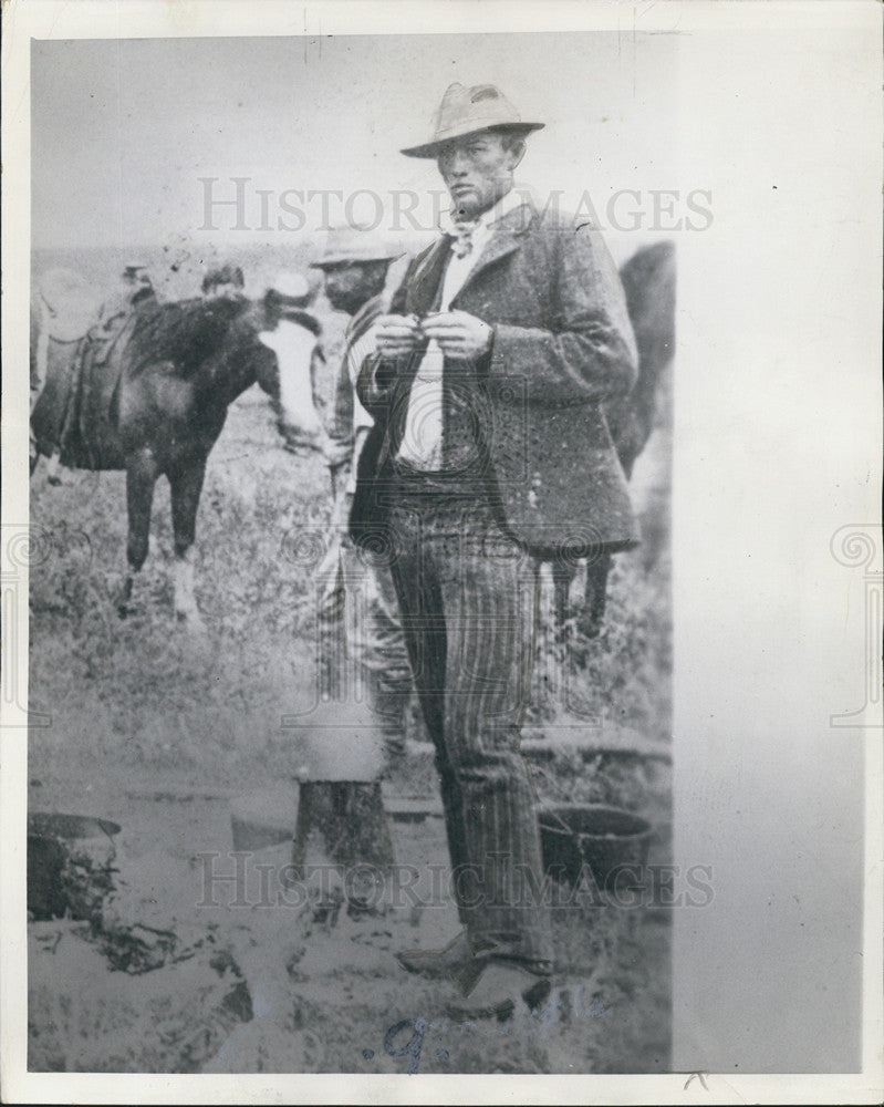 1959 Press Photo Gregory Peck Type Farm Hand Cowboy With Striped Pants And Vest - Historic Images