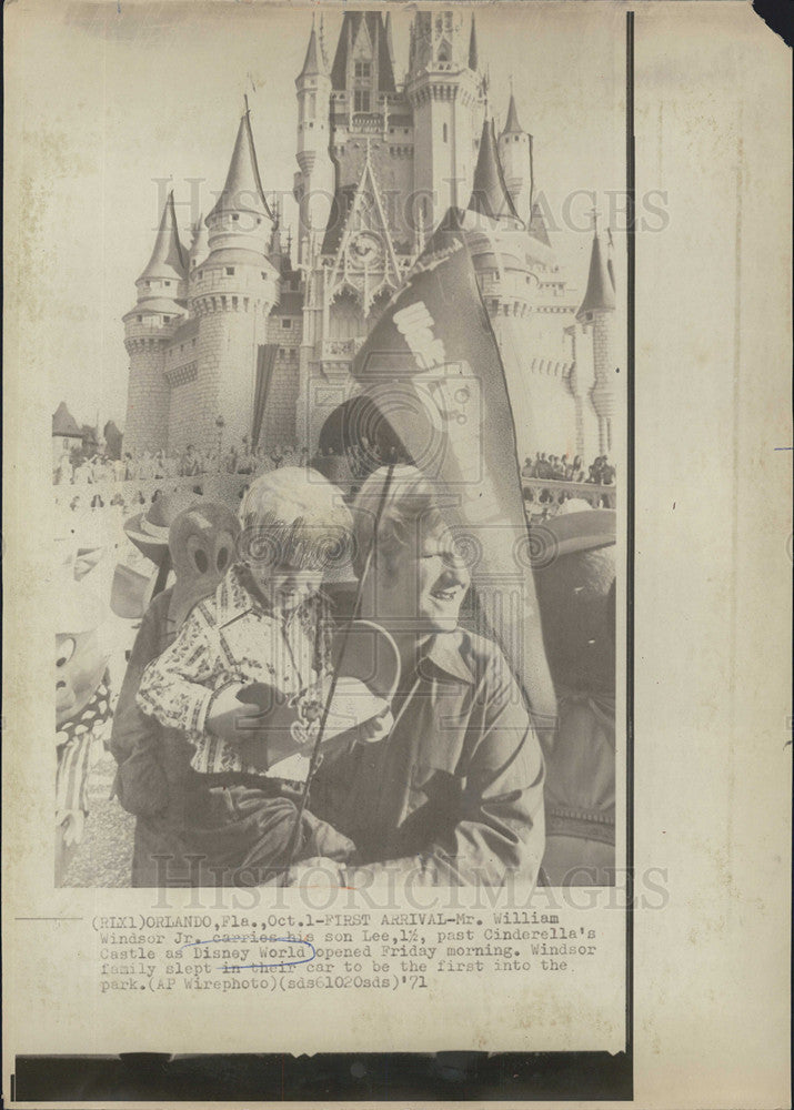 1971 Press Photo Mr WIlliam Windsor Jr with Son Lee at Disney World - Historic Images