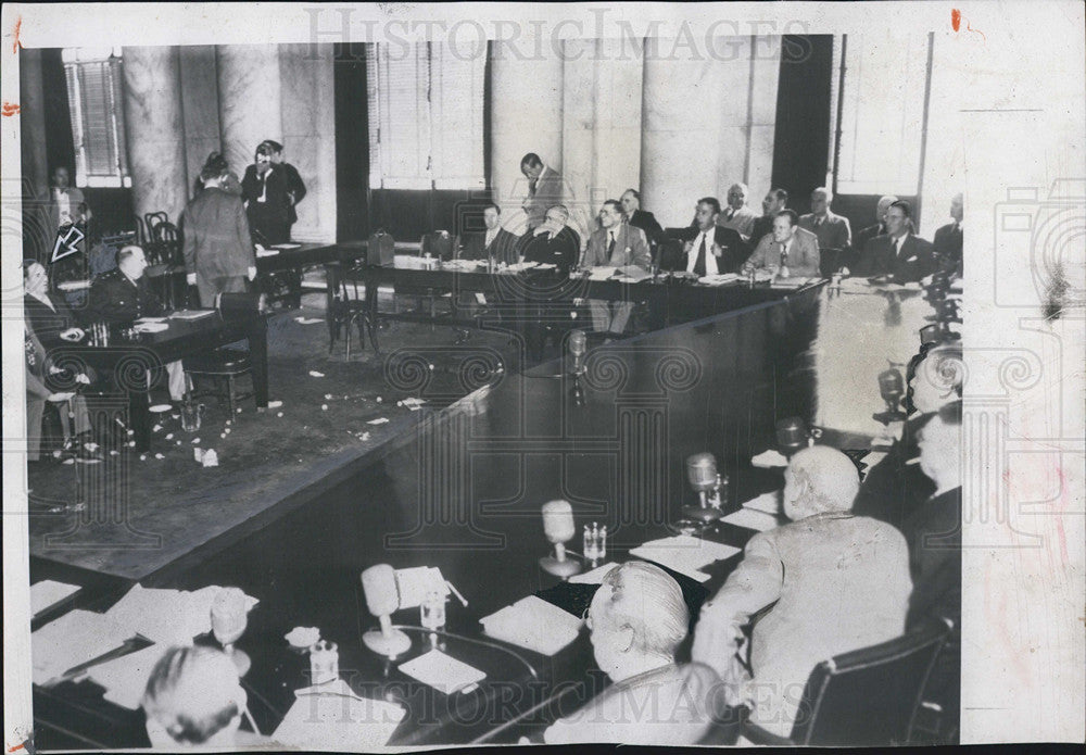 1951 Press Photo General MacArthur in the Senate caucus room - Historic Images