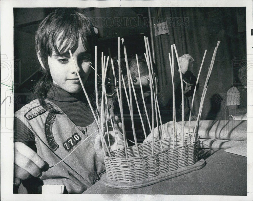 1975 Press Photo Gary Connie demonstrate weaving a reed basket. - Historic Images