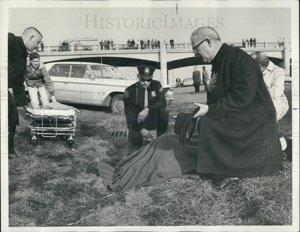 1965 Press Photo Priest administers last rites to a motorist killed in a car acc - Historic Images