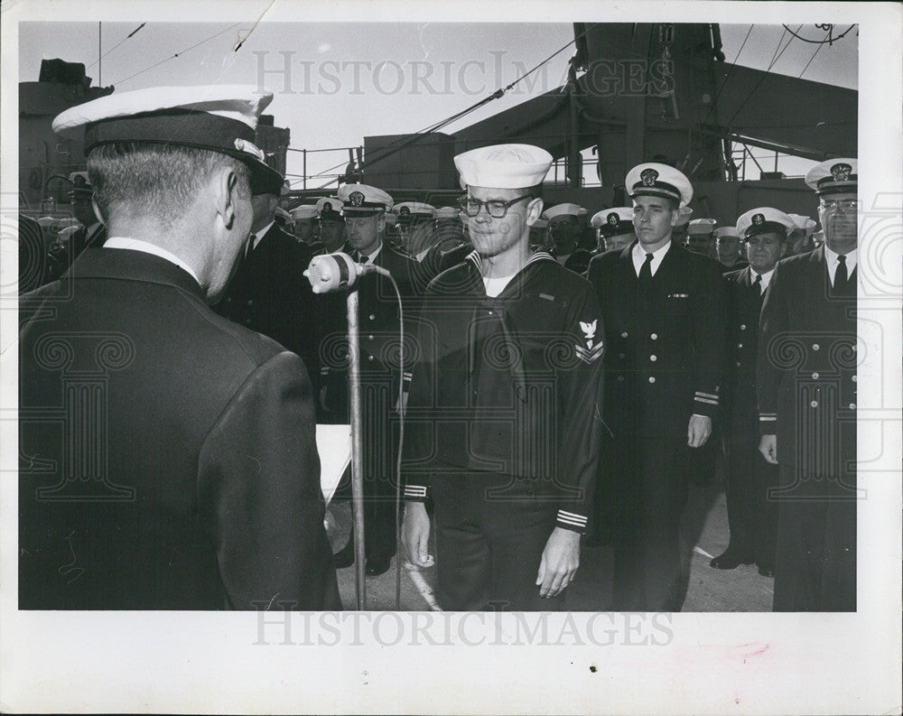 1960 Press Photo Gerald D. Pribyl cited for Outstanding Performance on USS Green - Historic Images