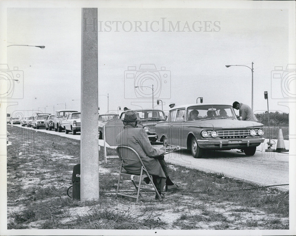 1966 Press Photo Road Department man chair cars - Historic Images