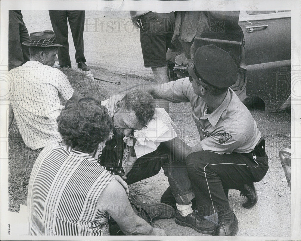 1962 Press Photo Victims in a car accident on the side of the road - Historic Images