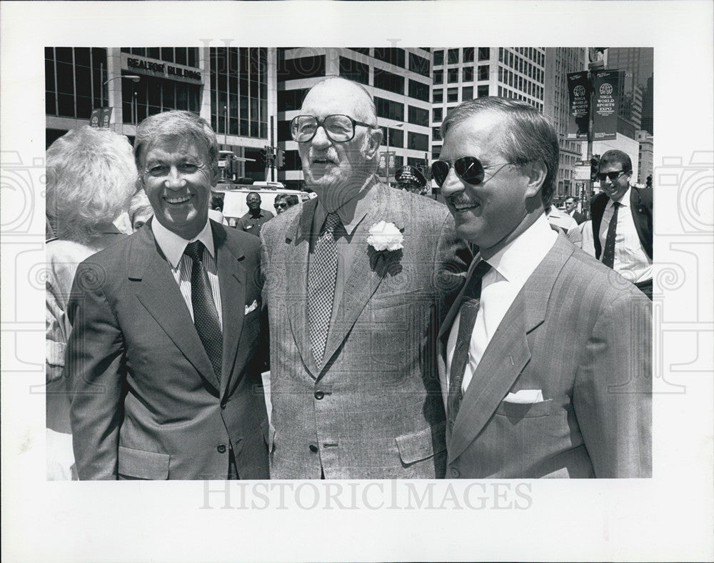 1990 Press Photo Jack Brickhouse sportscaster Wally Phillips Tim Wiegel street - Historic Images