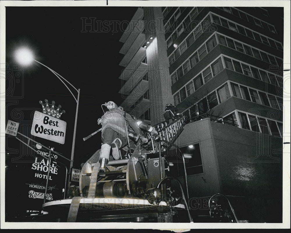 1983 Press Photo firefighters ladder Chicago Lake Shore Hotel - Historic Images