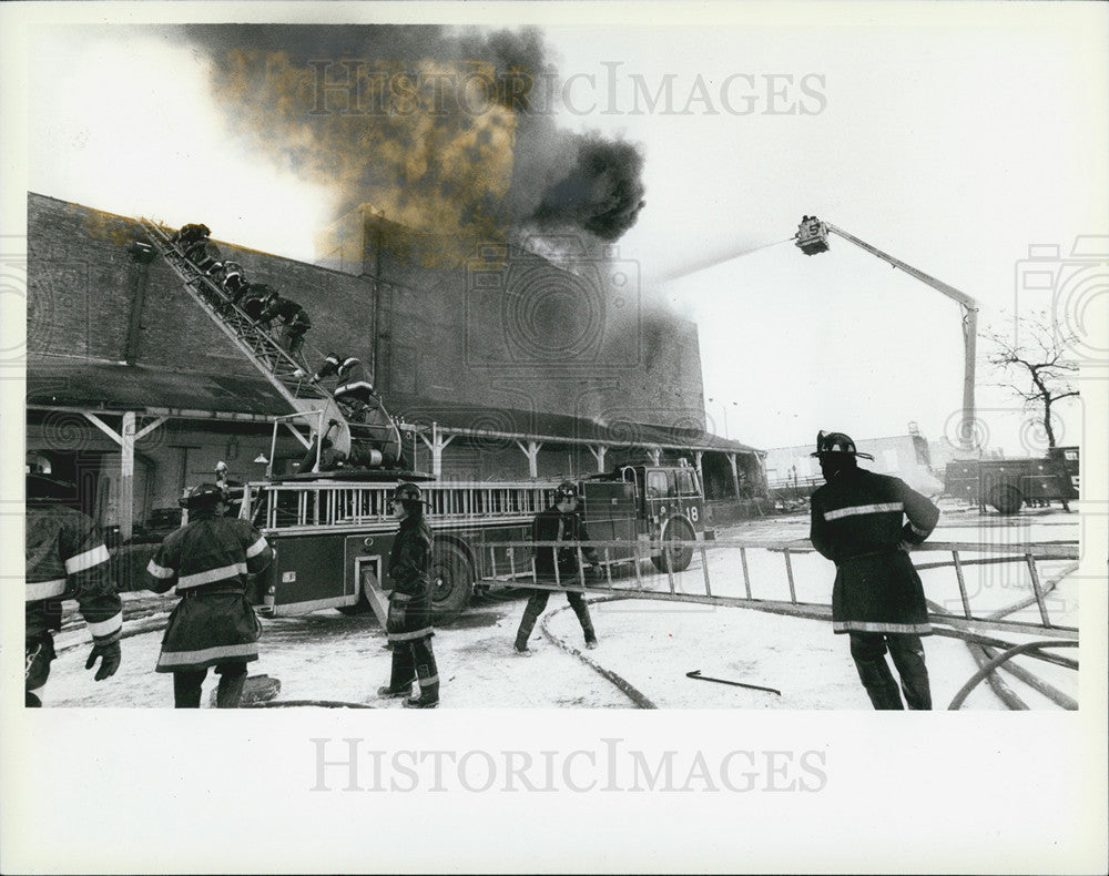 1983 Press Photo Chicago Firemen Battles Blaze at Warehosue - Historic Images