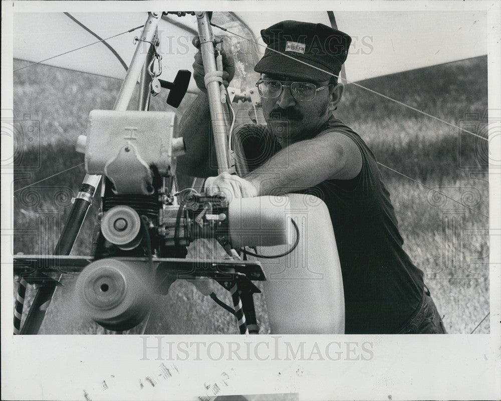1978 Press Photo Roger Brock adjusts carburetor hang glider - Historic Images
