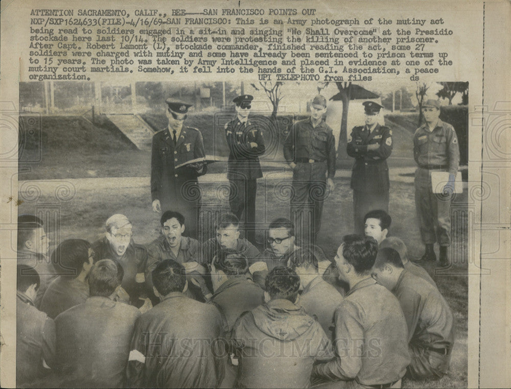 1969 Press Photo mutiny act read soldiers sit-in protest killing prisoner - Historic Images