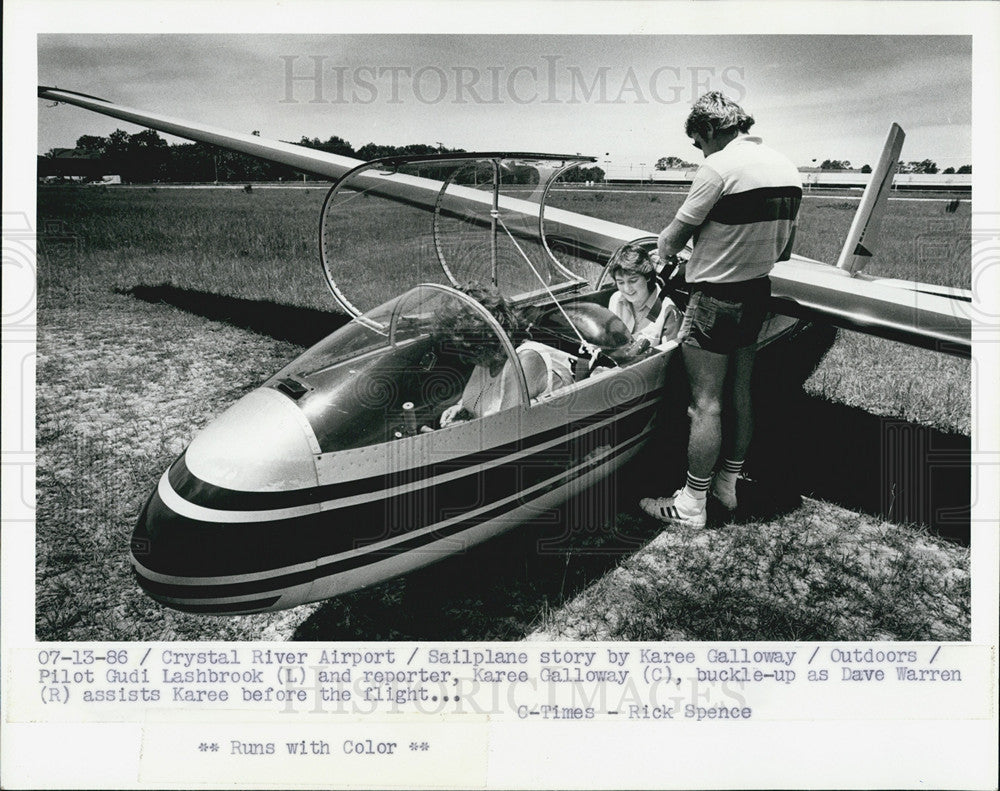 1986 Press Photo Reporter Karee Galloway Buckles Up in Sailplane - Historic Images