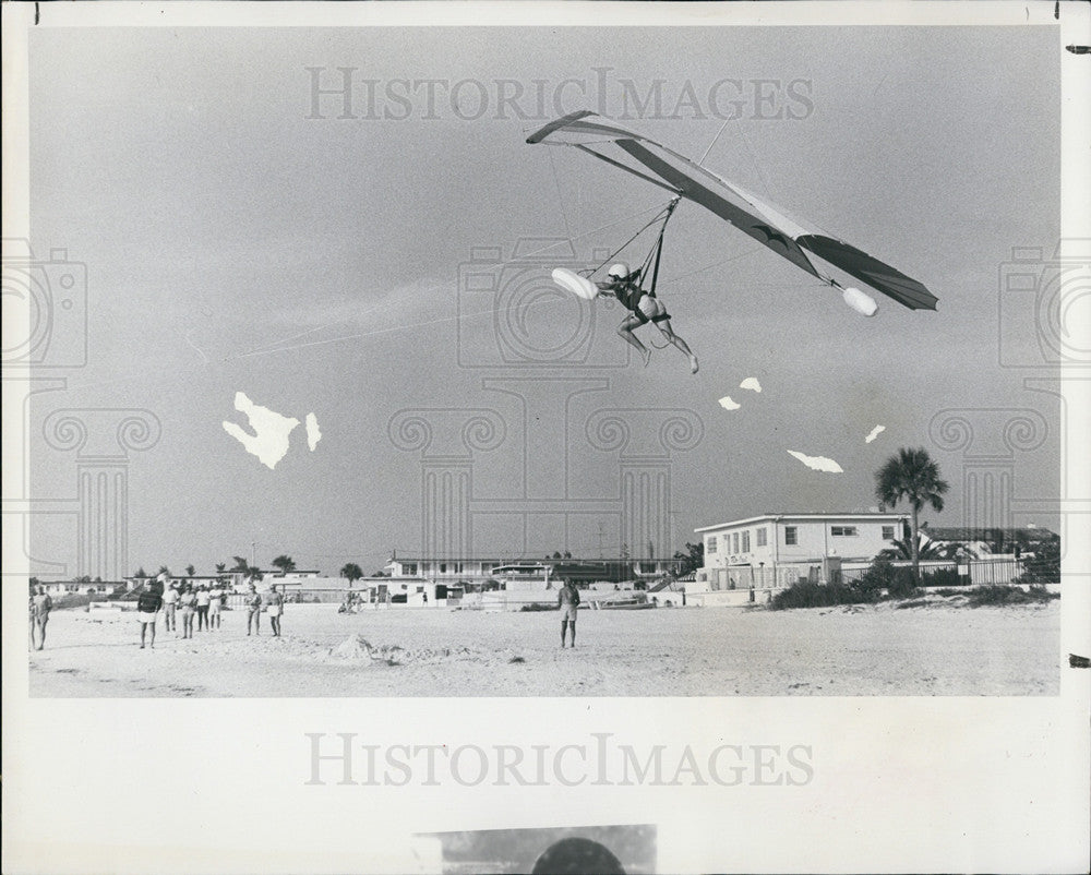 1977 Press Photo Curtis Sheffield Orlando hang gliding enthusiasts The Beach Bum - Historic Images