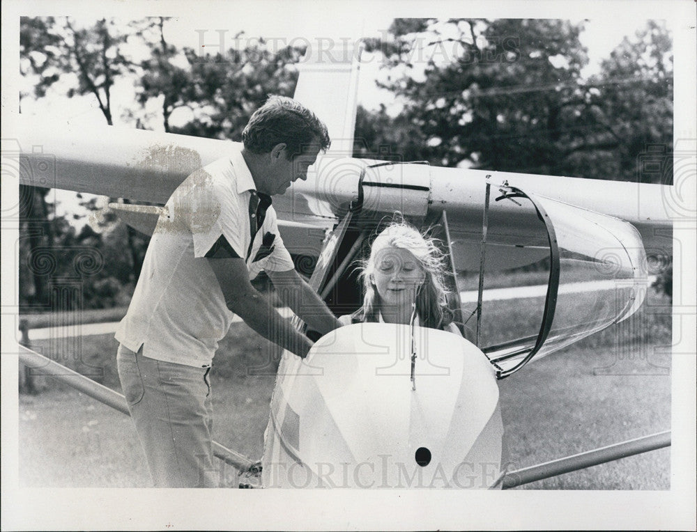 1981 Press Photo Tom Davis loads daughter Holly glider ride Crystal River - Historic Images