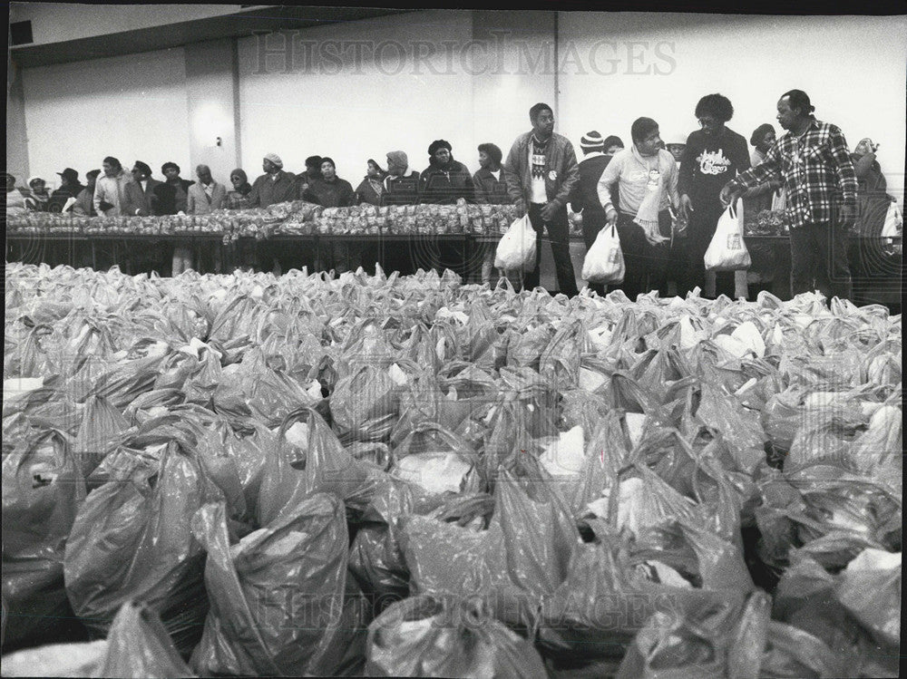 1987 Press Photo Handing out bags of food to needy people at PUSH headquarters - Historic Images