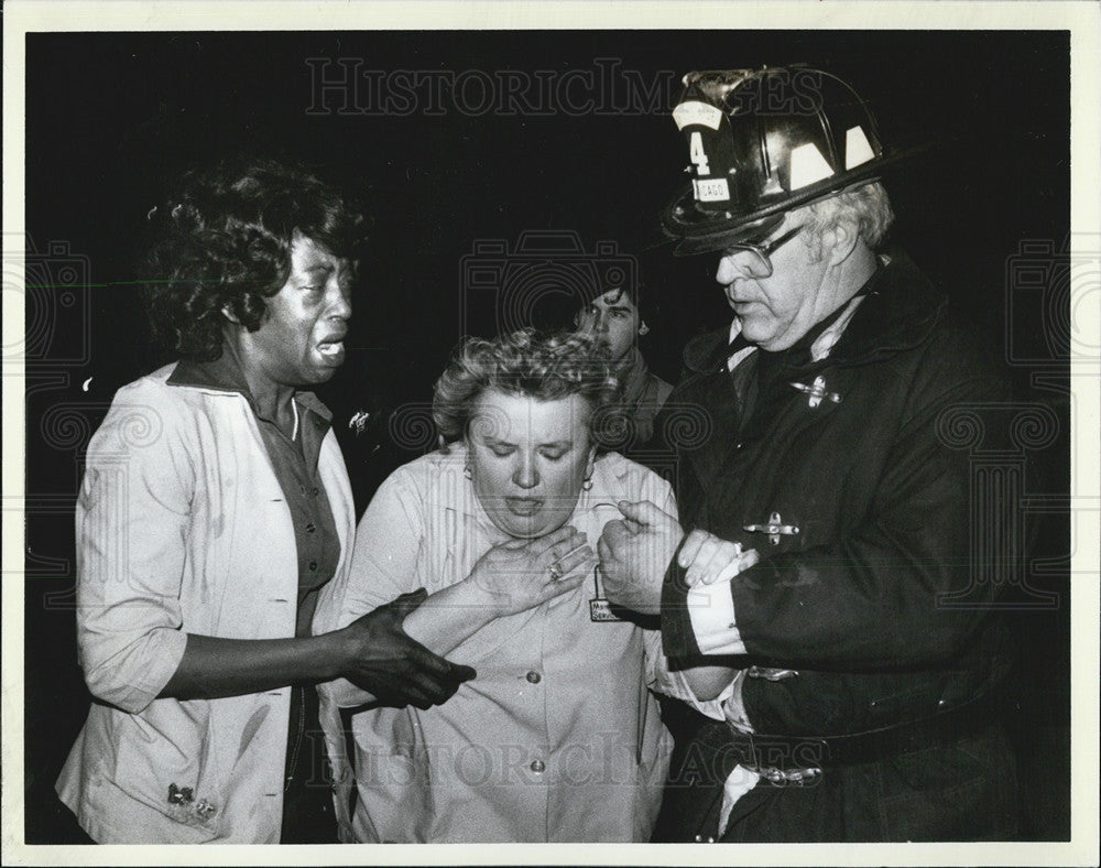 1985 Press Photo Workers helped out from Board Of Trade Building fire - Historic Images