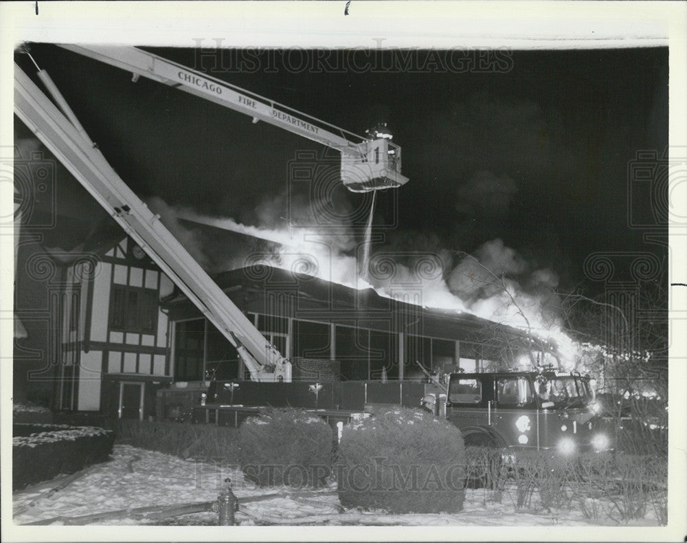 1986 Press Photo Chicago Firefighters putting out fire at Bryn Mawr Country Club - Historic Images