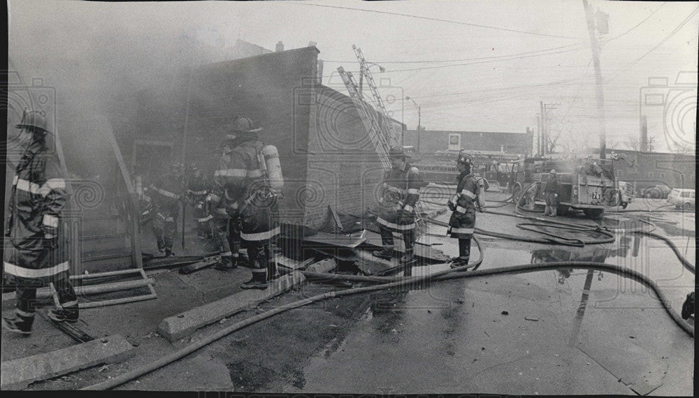 1987 Press Photo Firefighters put out fire in Venus Adult Bookstore - Historic Images