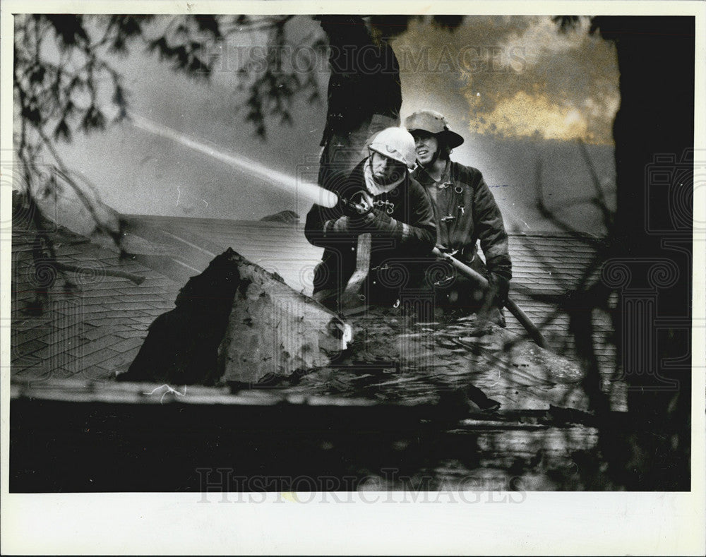 1987 Press Photo Firemen on roof of Rustic Manor restaurant in Gurnee - Historic Images