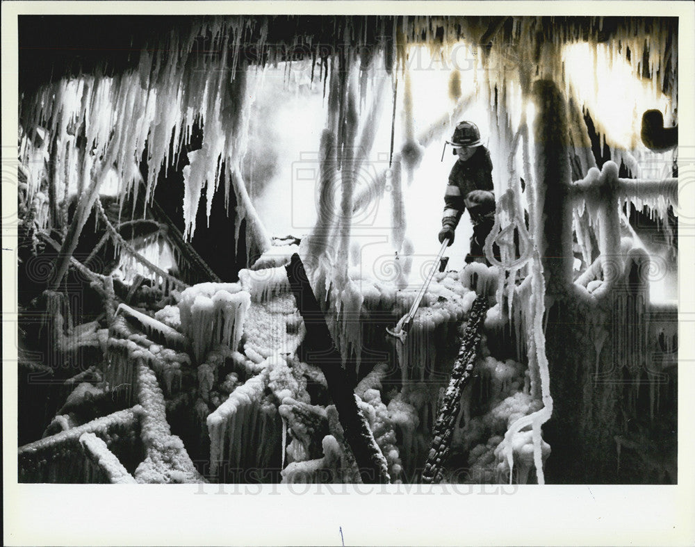 1985 Press Photo Firemen and iced over rubble of burned building - Historic Images