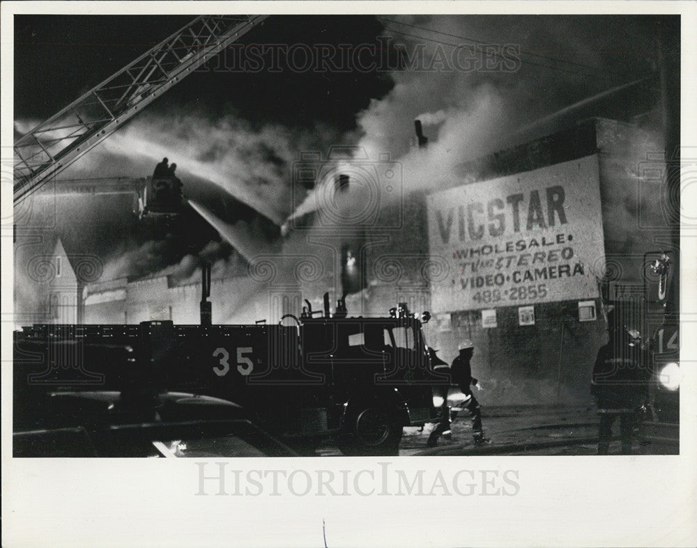 1985 Press Photo Firemen work on blaze on north side of Chicago - Historic Images