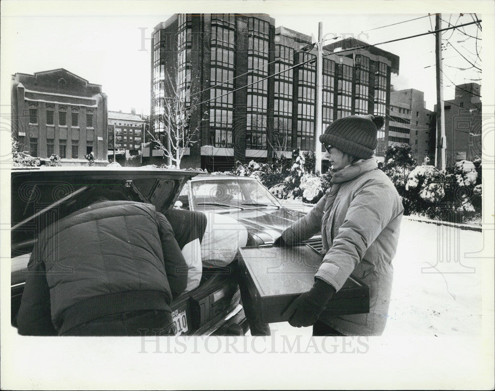 1985 Press Photo Evanston Museum cleared out after fire damaged a majority of it - Historic Images