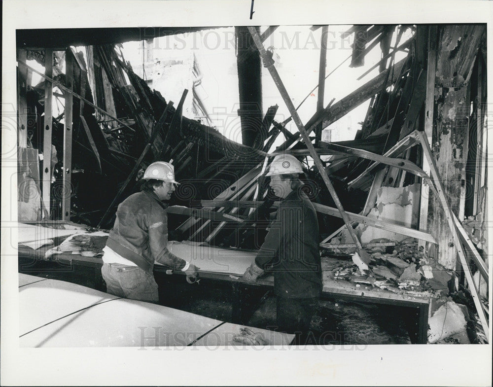 1989 Press Photo Bob Weinberg &amp; Darrell Martin clearing rubble of fire - Historic Images