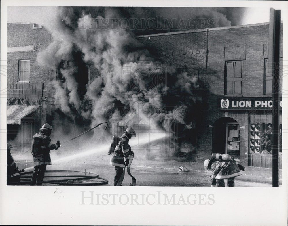 1989 Press Photo Firemen in action at a blaze in Barrington Ill - Historic Images