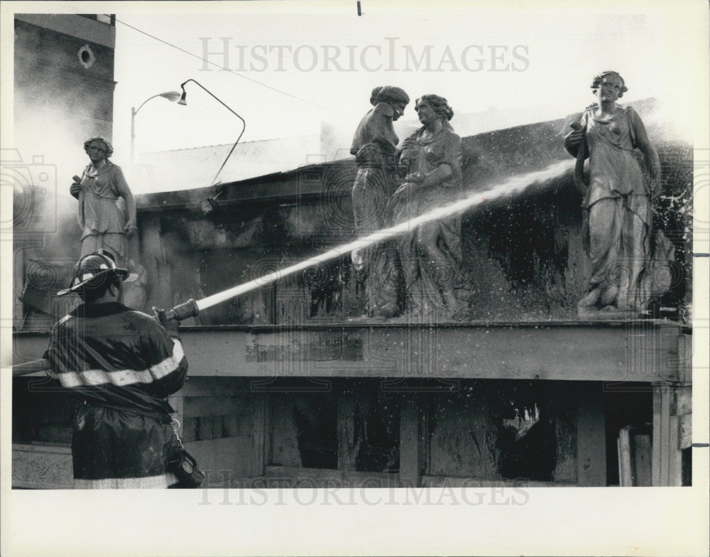 1985 Press Photo Fire Fighter Douses Flames At Tuscany Studios In Chicago - Historic Images