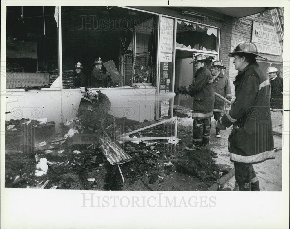 1984 Press Photo Fire Damaged Jefferson Park Memorial Center/Gronau Pharmacy - Historic Images