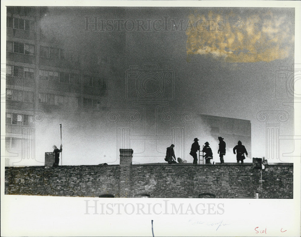 1984 Press Photo Chicago firemen in action - Historic Images