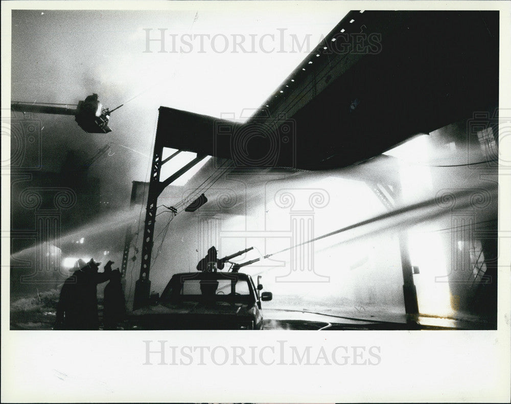 1983 Press Photo Firemen battle a 5-11 at a warehouse in Chicago - Historic Images