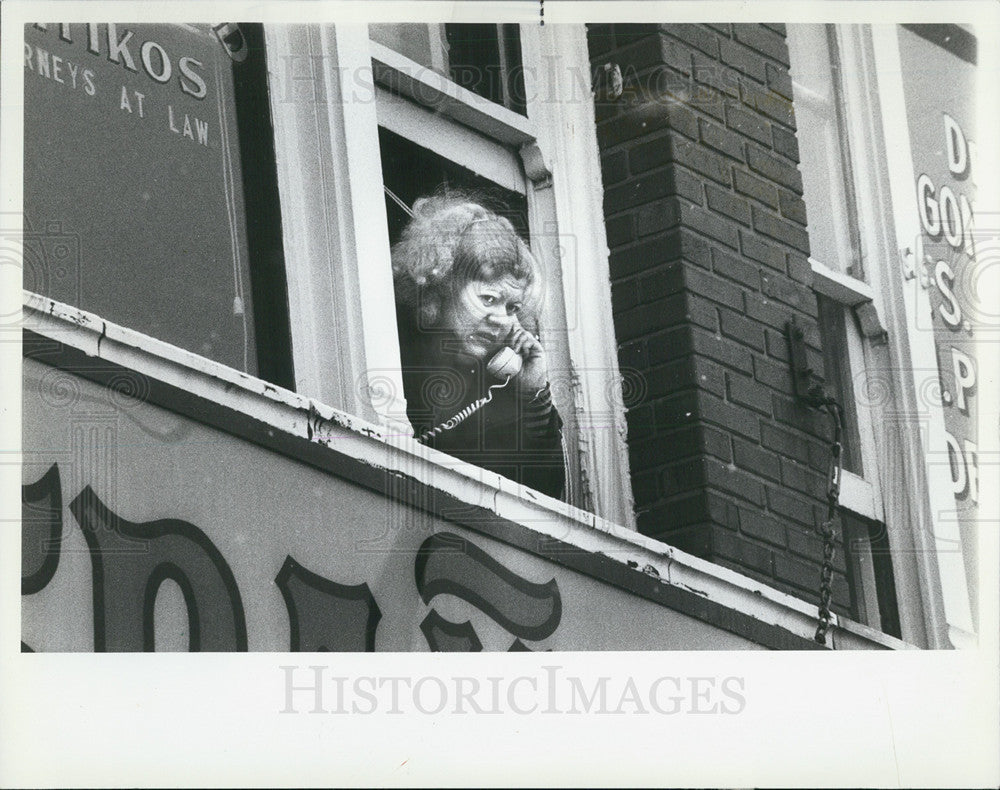 1984 Press Photo Carmen Rivera makes some calls to alert there&#39;s a fire in the b - Historic Images