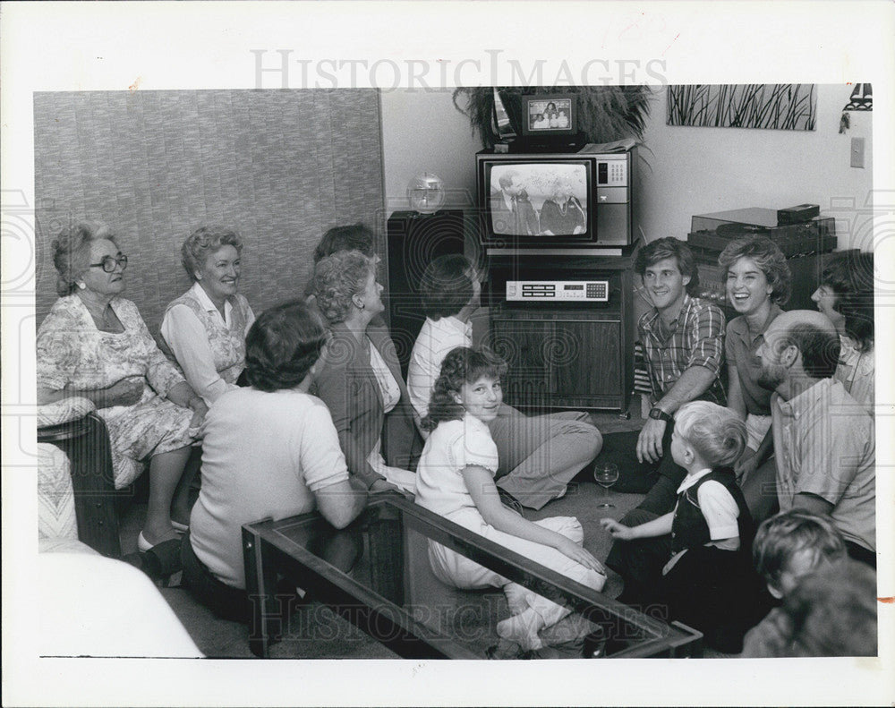 1985 Press Photo Members of the Bedore family watch The Family Feud - Historic Images