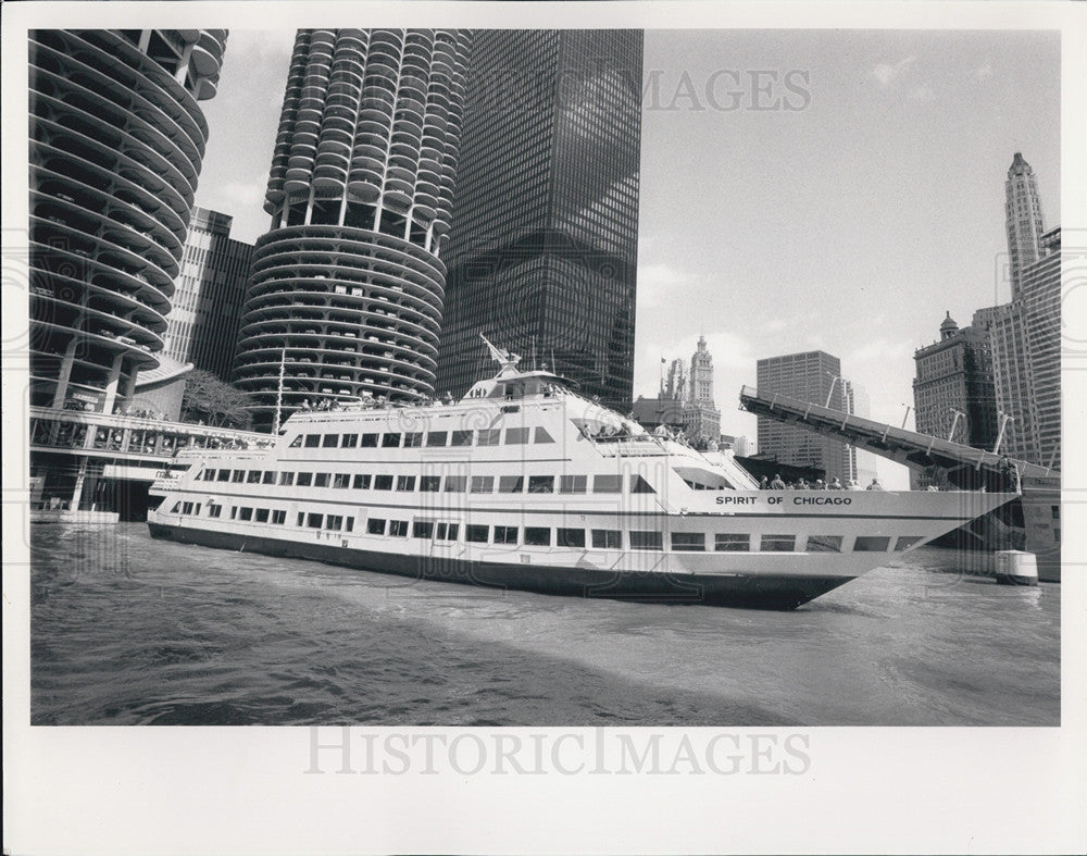 1990 Press Photo Spirit of Chicago docking at Dearborn and Wacker - Historic Images